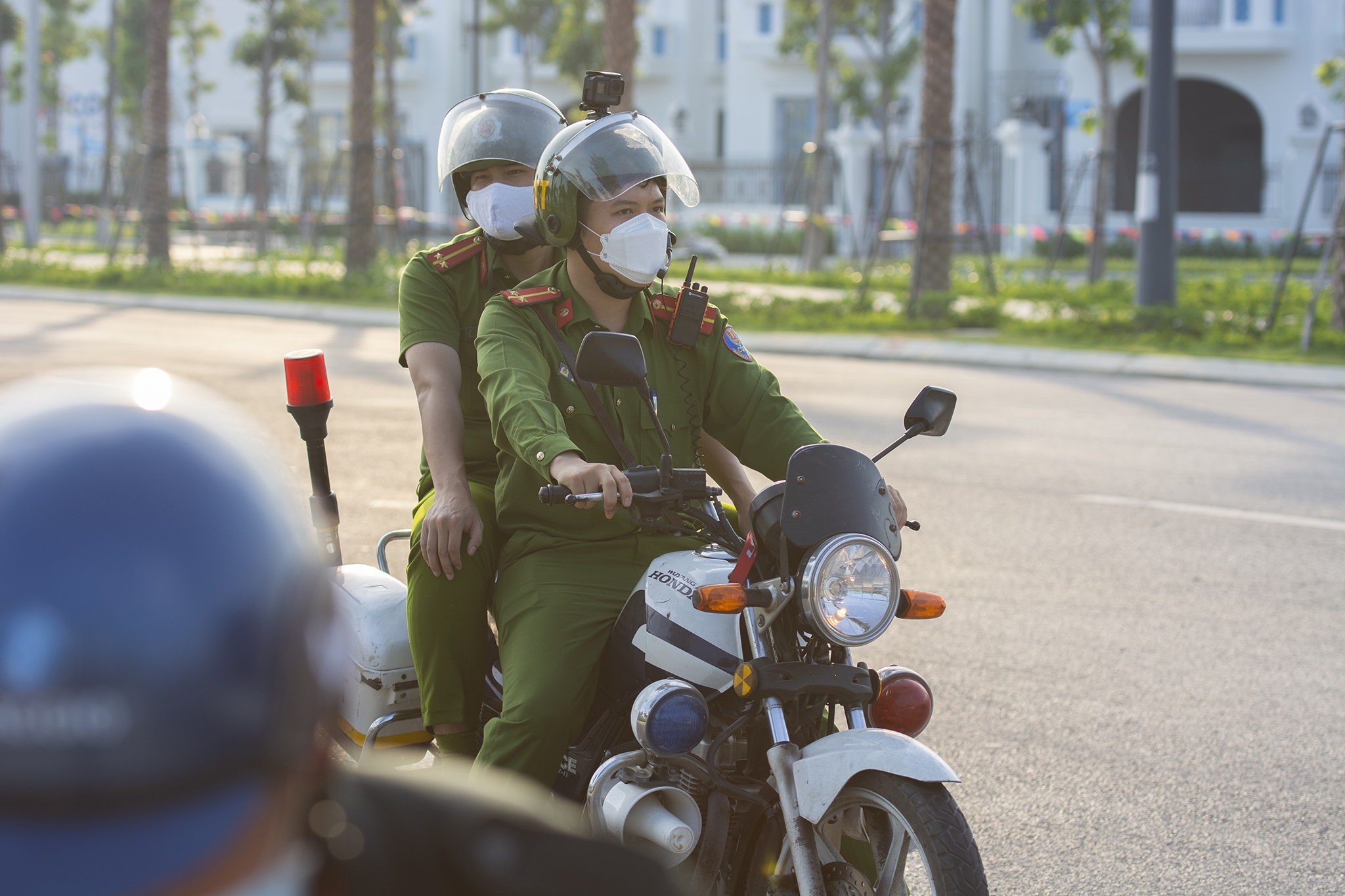 Oto,  xe may xep hang chan loi nguoi dan di ra bien anh 8