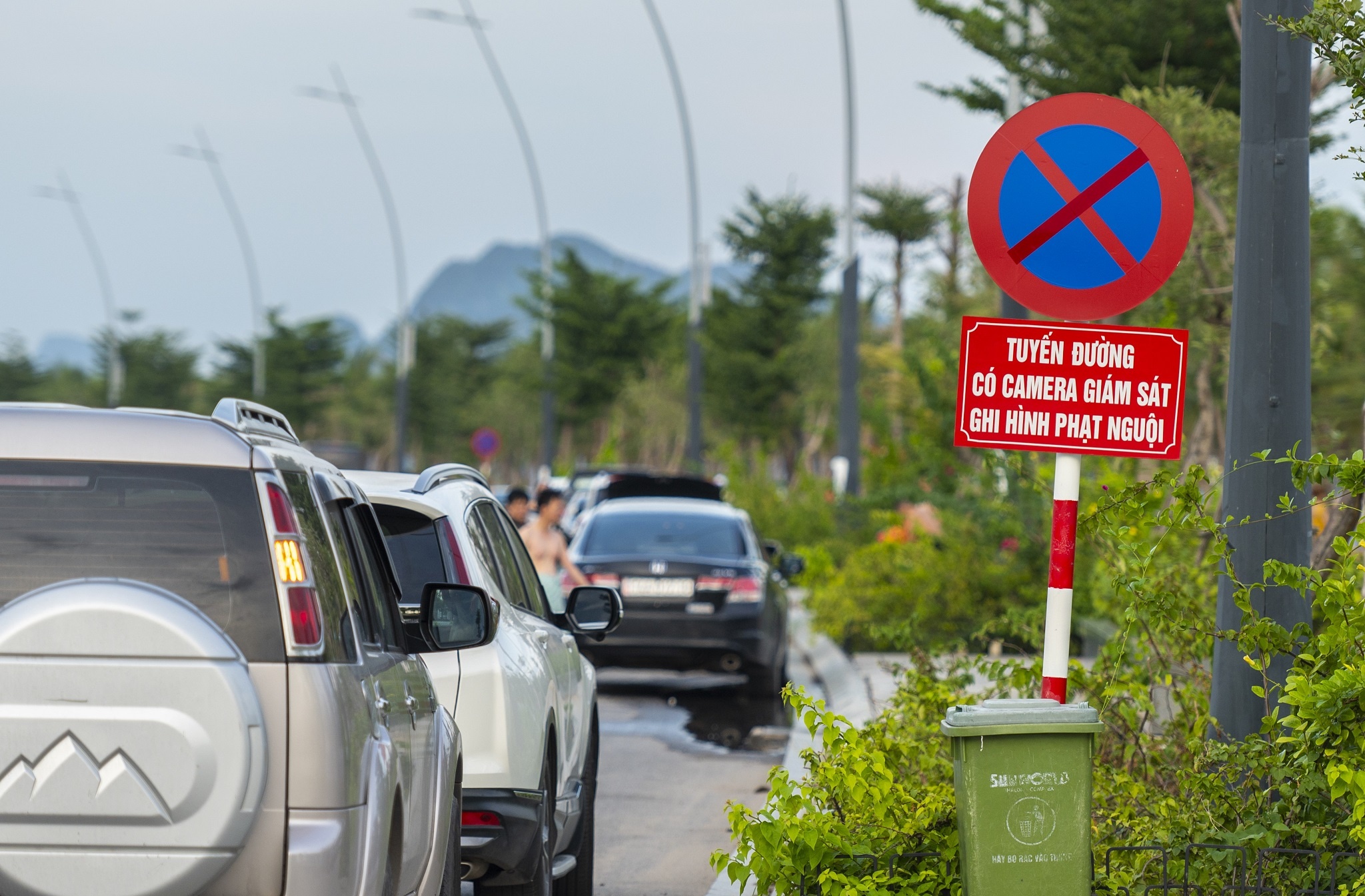 Oto,  xe may xep hang chan loi nguoi dan di ra bien anh 2