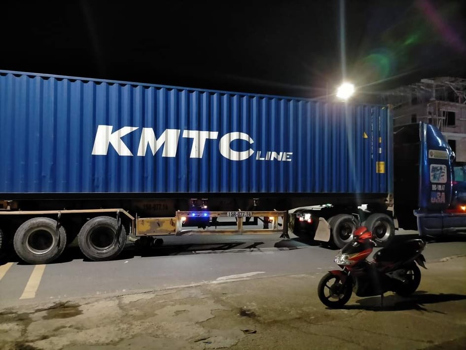 Mot nguoi tu vong sau khi va cham voi xe con hinh anh