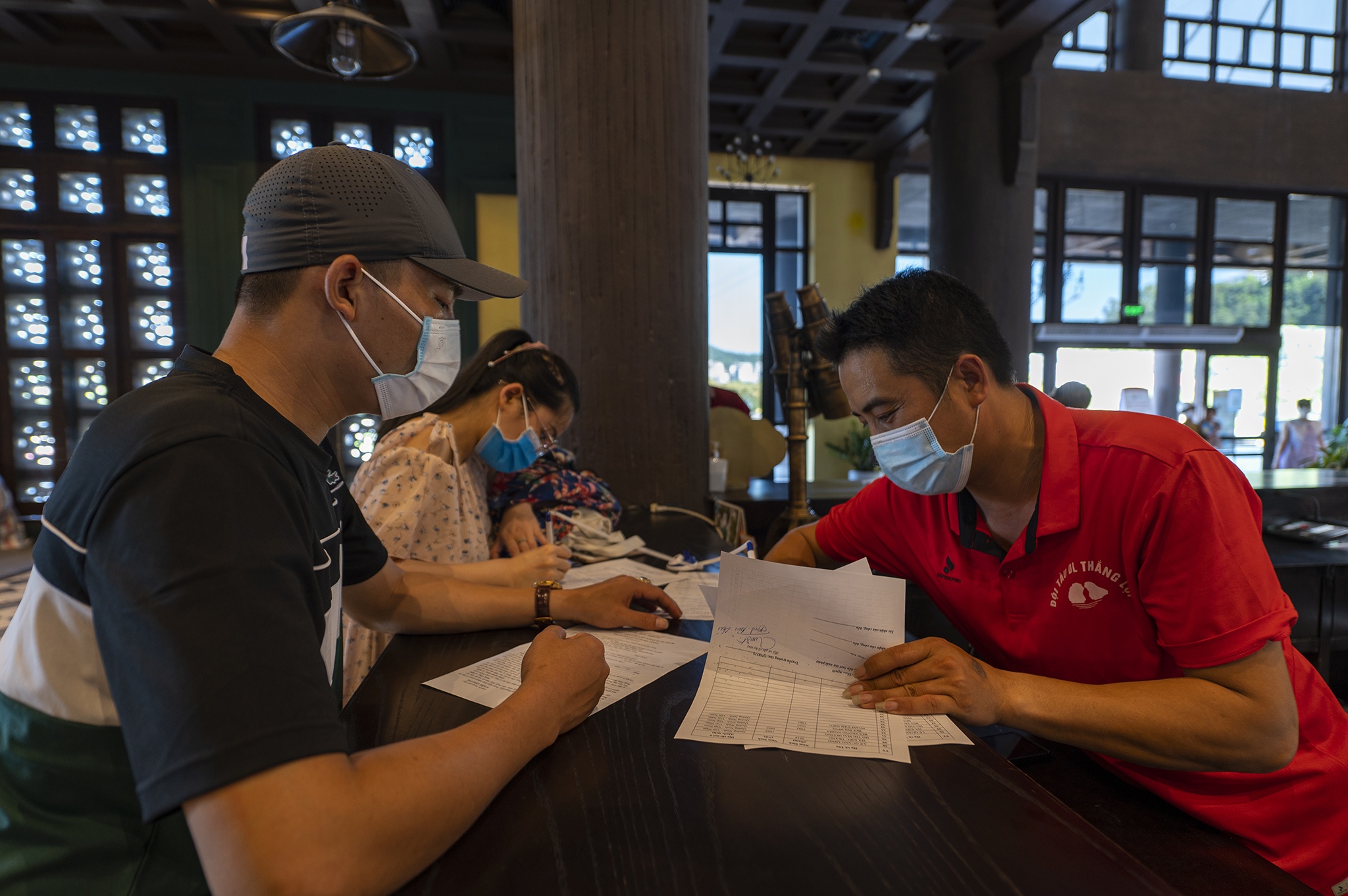 Miễn 100% giá vé vịnh Hạ Long vẫn vắng bóng du khách ảnh 9 Mien 100% gia ve vinh Ha Long van vang bong du khach anh 9