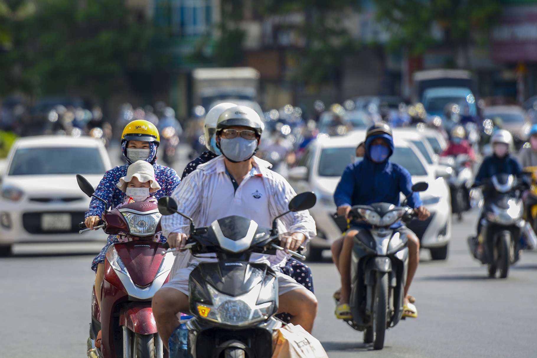 Nguoi lao dong phoi minh tren nen duong nong gan 58 do anh 2