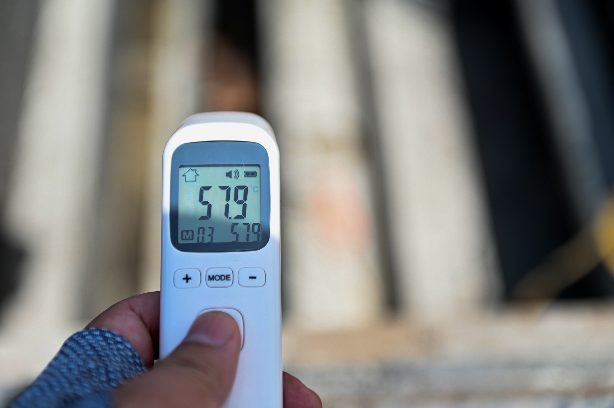 Nguoi lao dong phoi minh tren nen duong nong gan 58 do anh 9