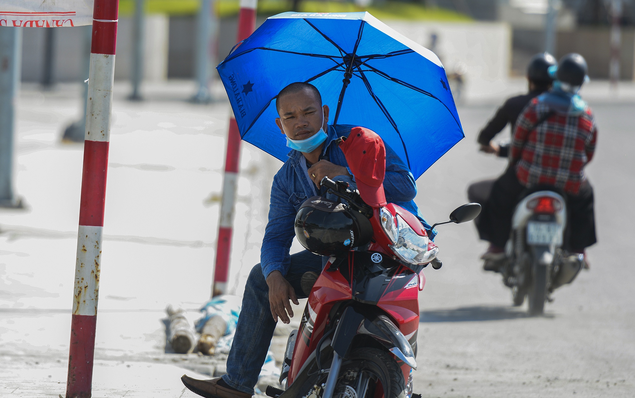 Nguoi lao dong phoi minh tren nen duong nong gan 58 do anh 3
