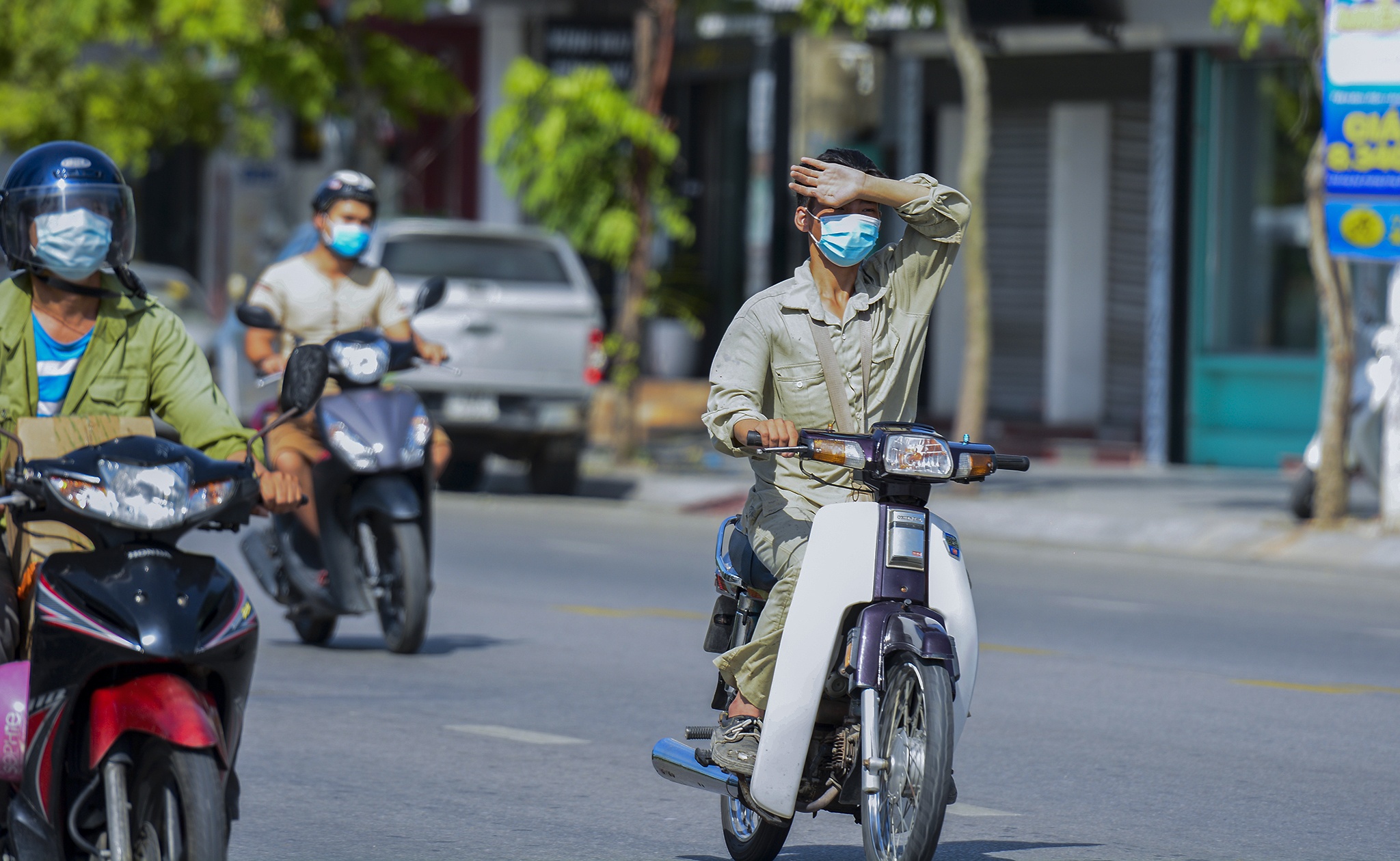 Nguoi lao dong phoi minh tren nen duong nong gan 58 do anh 4