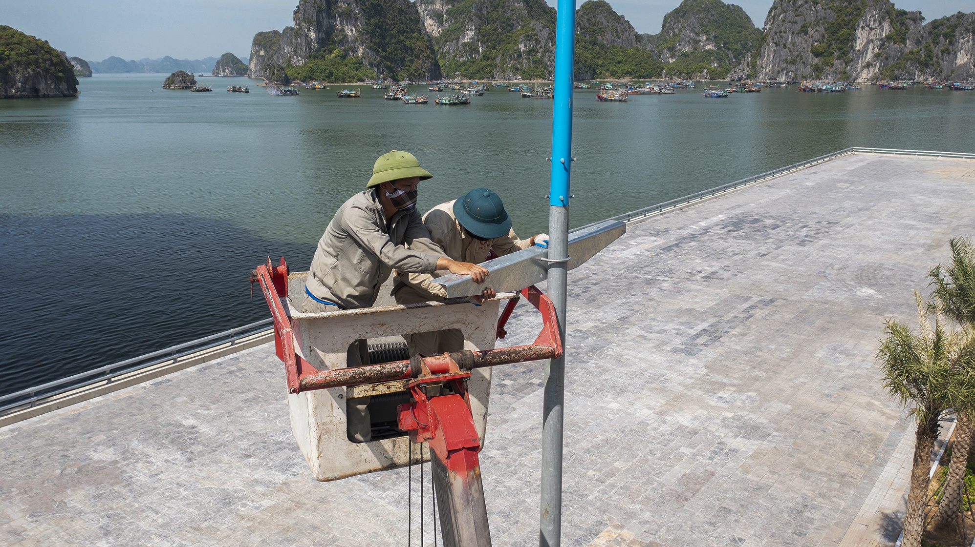 Nguoi lao dong phoi minh tren nen duong nong gan 58 do anh 11