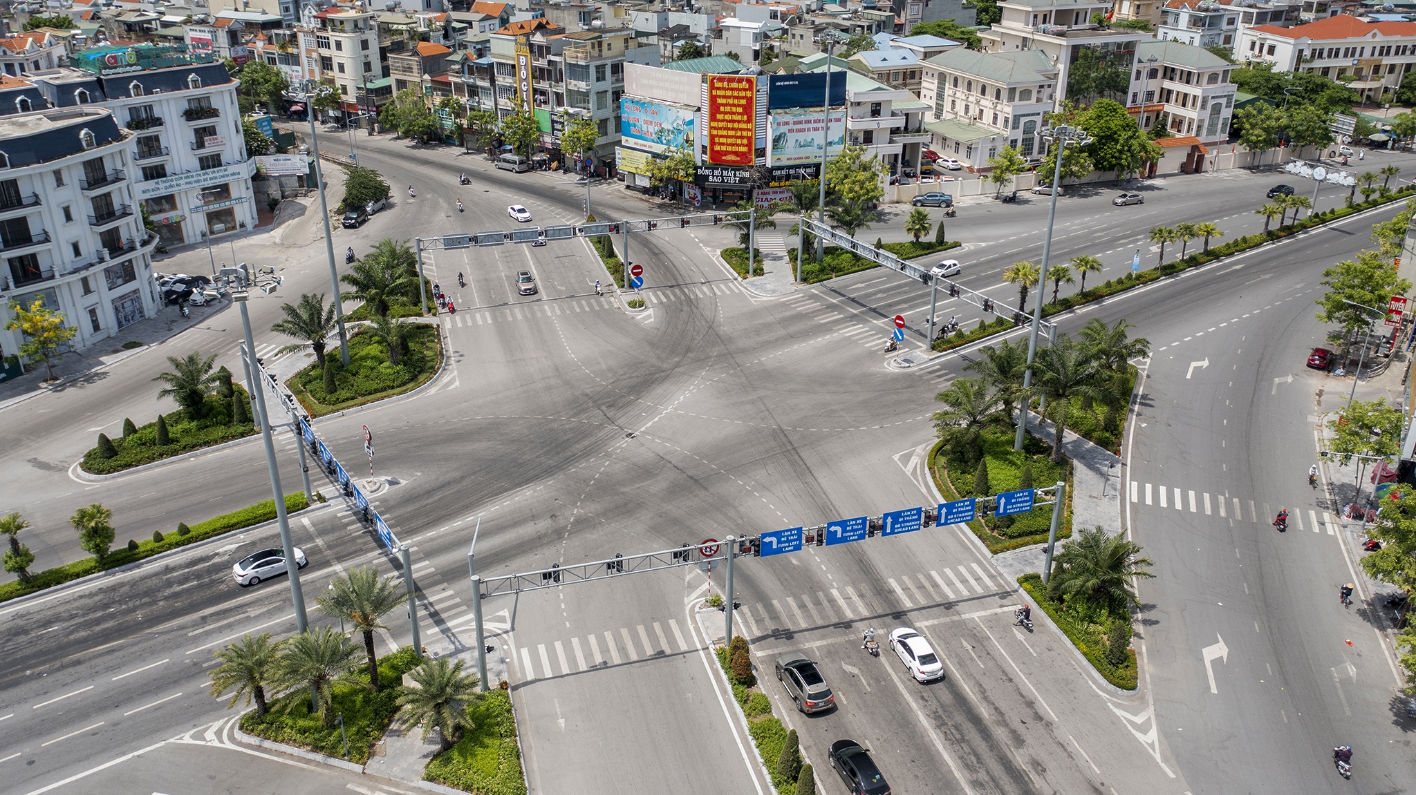 Nguoi lao dong phoi minh tren nen duong nong gan 58 do anh 1