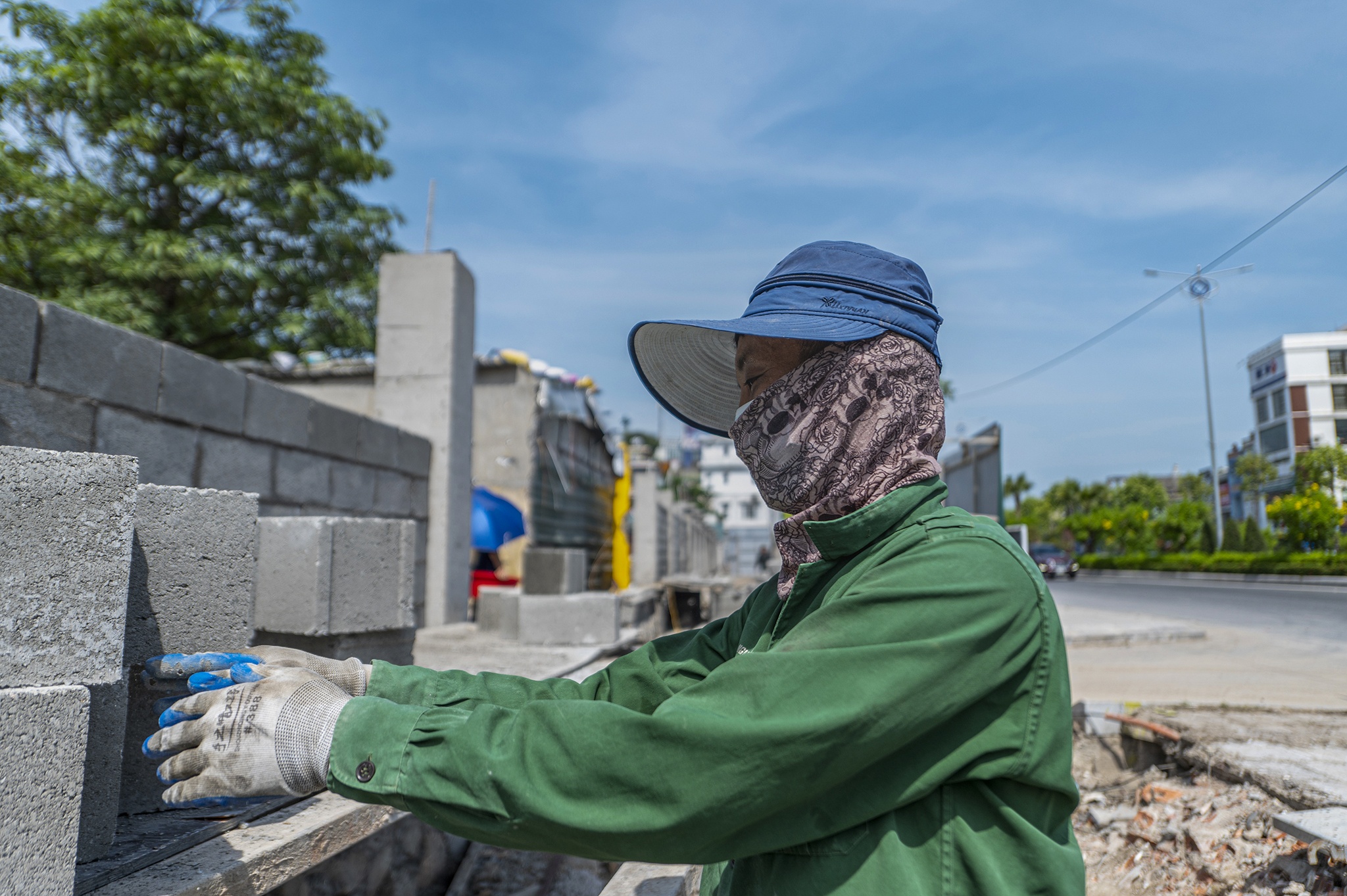 Nguoi lao dong phoi minh tren nen duong nong gan 58 do anh 7