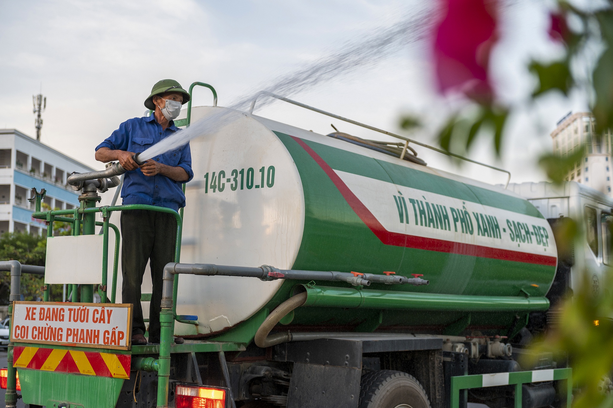 Nguoi lao dong phoi minh tren nen duong nong gan 58 do anh 14