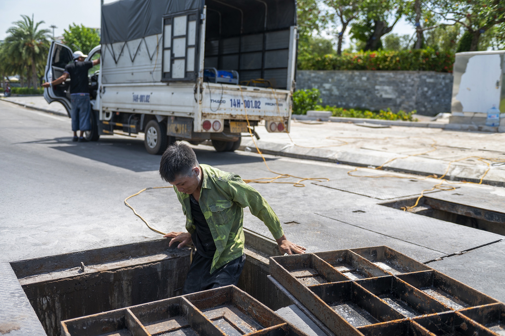 Nguoi lao dong phoi minh tren nen duong nong gan 58 do anh 10
