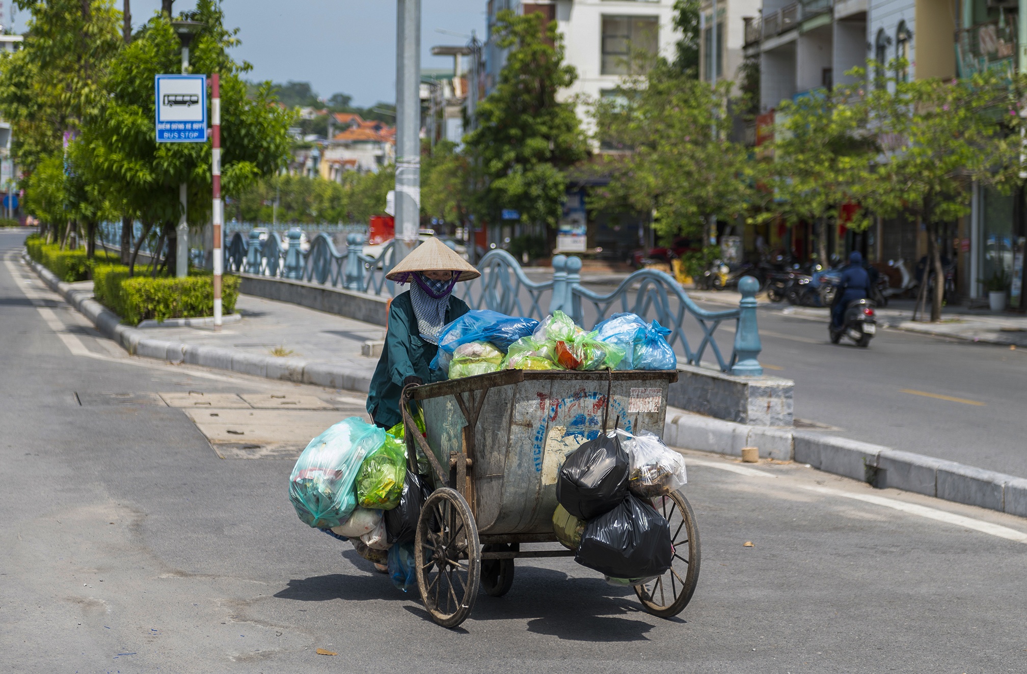 Nguoi lao dong phoi minh tren nen duong nong gan 58 do anh 5