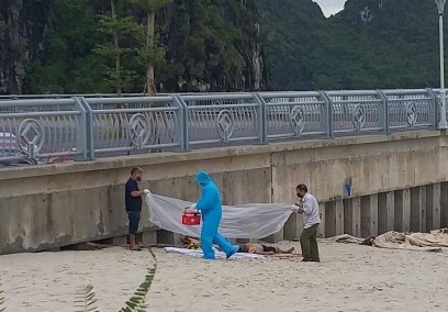 Thi the nguoi dan ong troi dat gan bai tam Hon Gai hinh anh