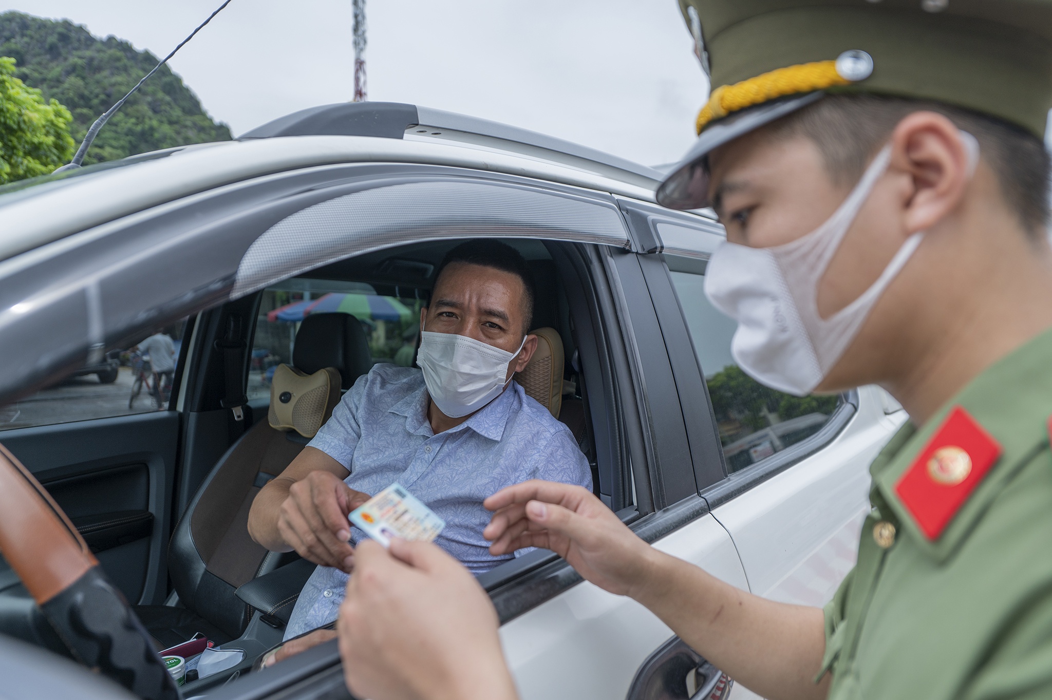 Cam Pha lap chot kiem soat nguoi ra vao thanh pho hinh anh