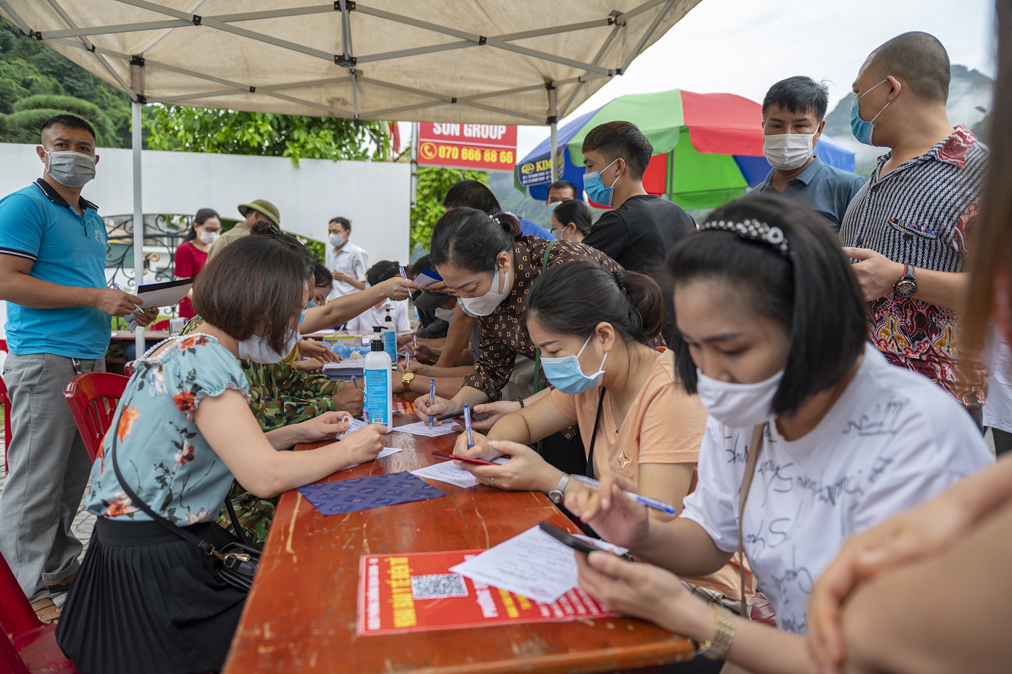 Nguoi tu TP Cam Pha di noi khac phai lam xet nghiem Covid-19 anh 5