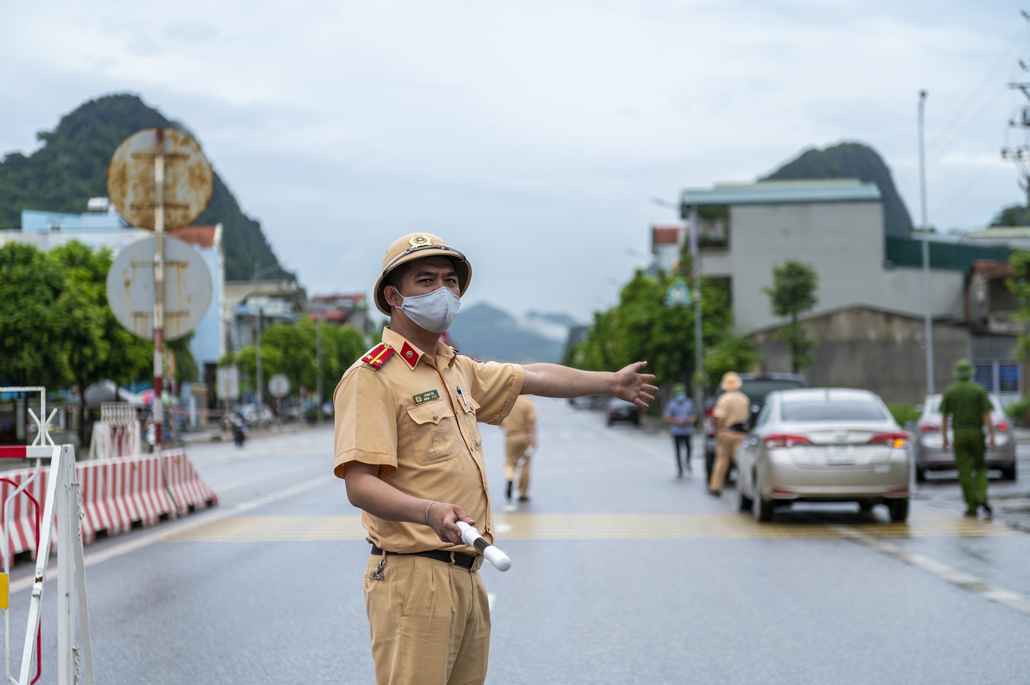 Nguoi tu TP Cam Pha di noi khac phai lam xet nghiem Covid-19 anh 4