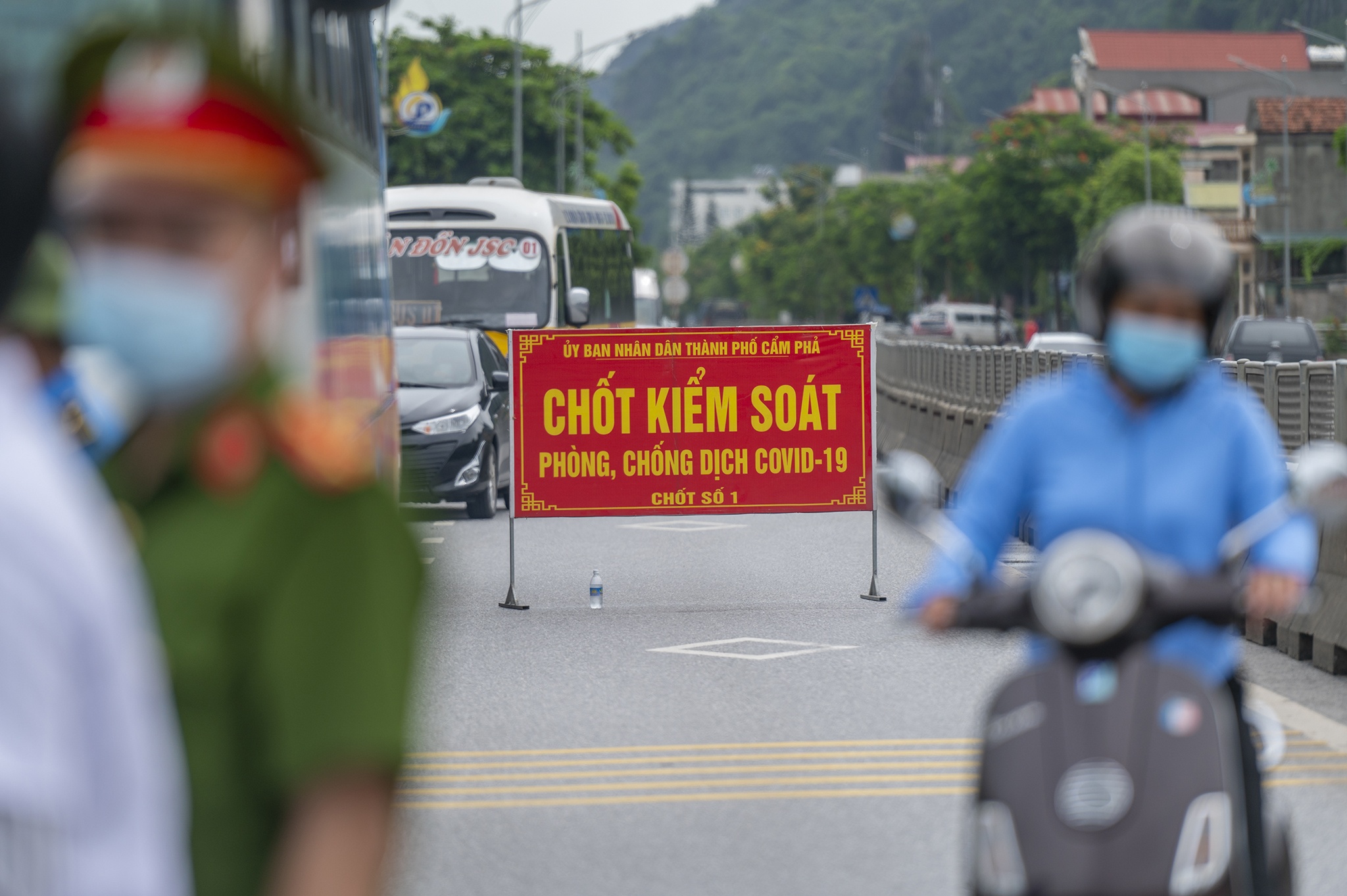 Quang Ninh phan luong phuong tien khong di qua TP Cam Pha anh 1