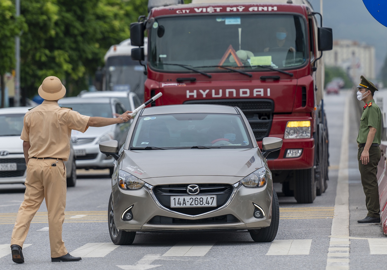 Nguoi tu TP Cam Pha di noi khac phai lam xet nghiem Covid-19 anh 9