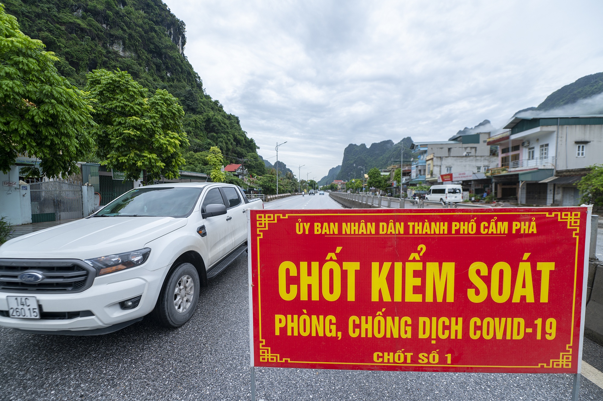 Quang Ninh phan luong phuong tien khong di qua TP Cam Pha hinh anh