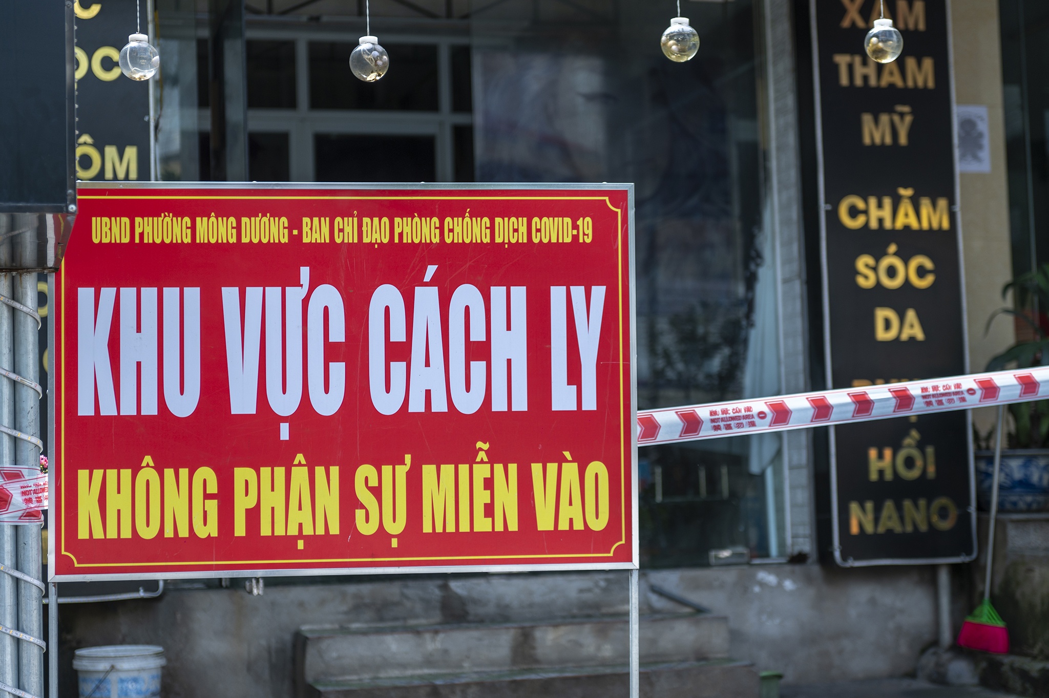 Phong toa benh vien va noi lam viec cua 2 ca mac Covid-19 anh 4