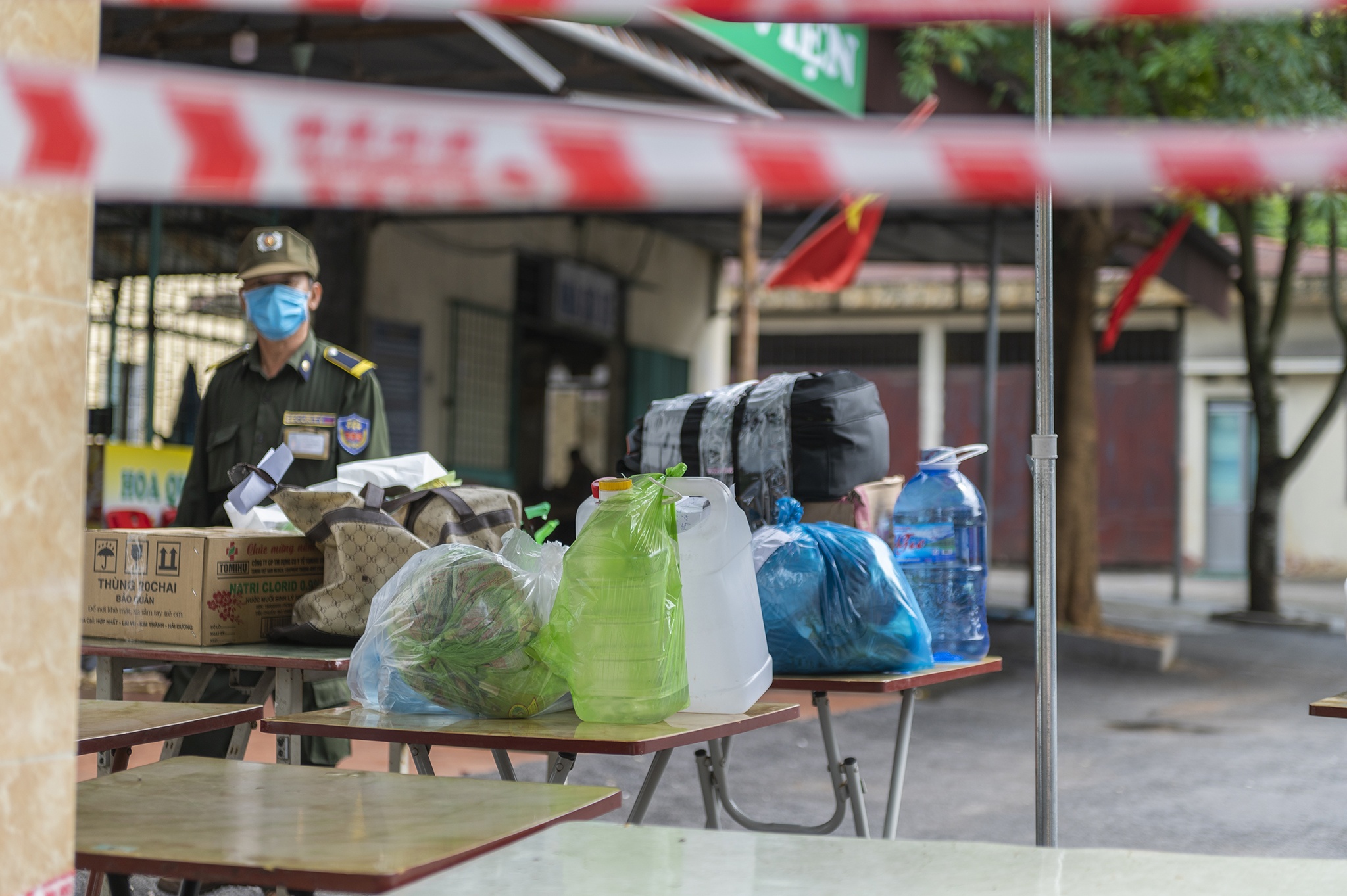 Phong toa benh vien va noi lam viec cua 2 ca mac Covid-19 anh 8