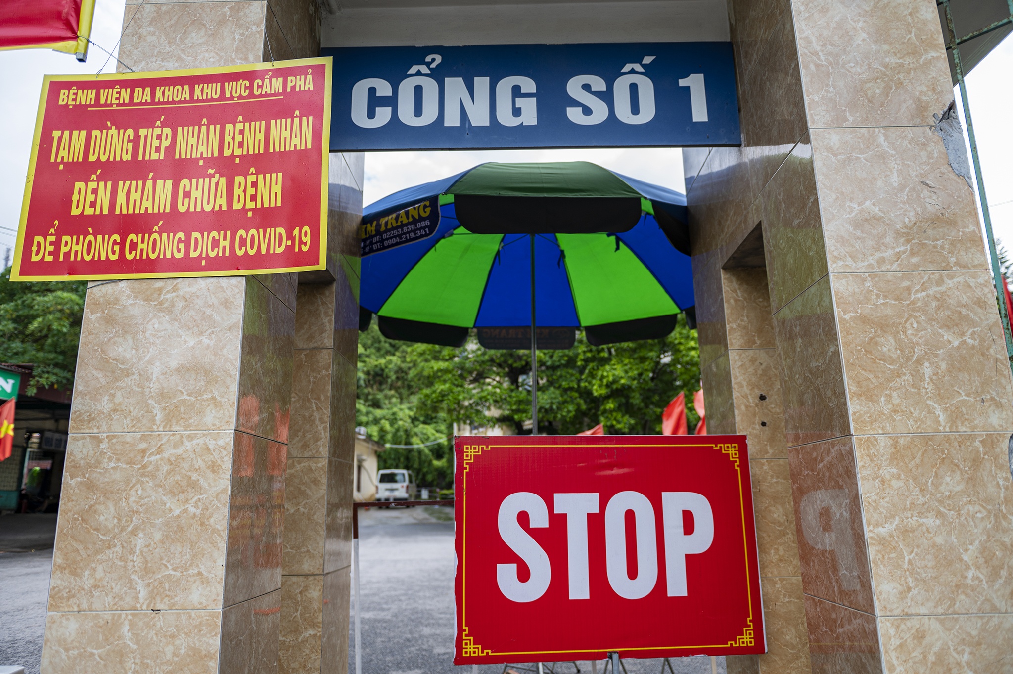 Phong toa benh vien va noi lam viec cua 2 ca mac Covid-19 anh 11