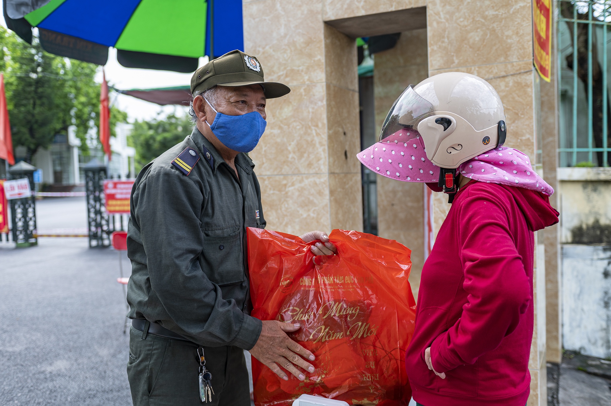 Phong toa benh vien va noi lam viec cua 2 ca mac Covid-19 anh 9