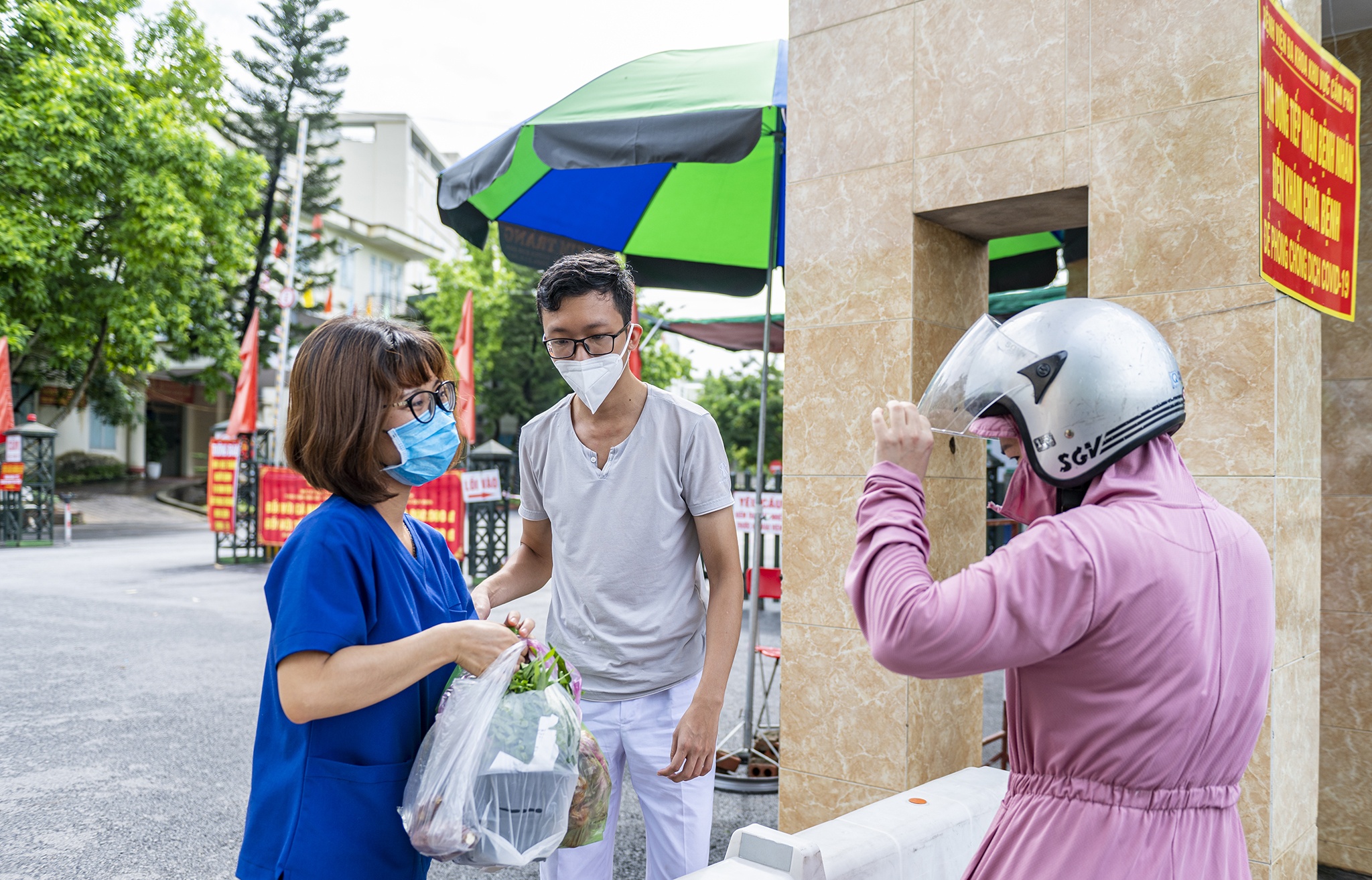 Phong toa benh vien va noi lam viec cua 2 ca mac Covid-19 anh 10