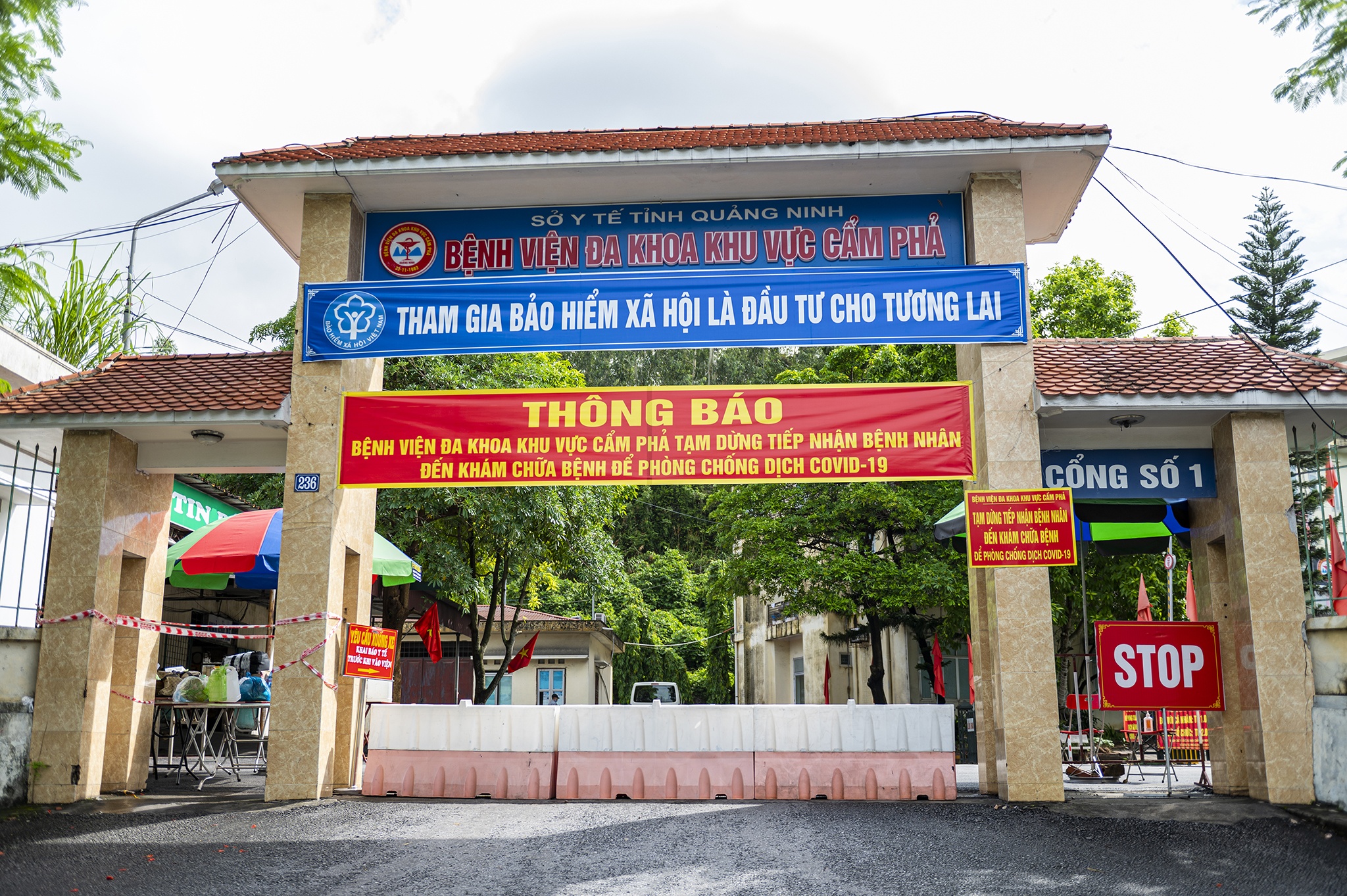 Phong toa benh vien va noi lam viec cua 2 ca mac Covid-19 anh 7