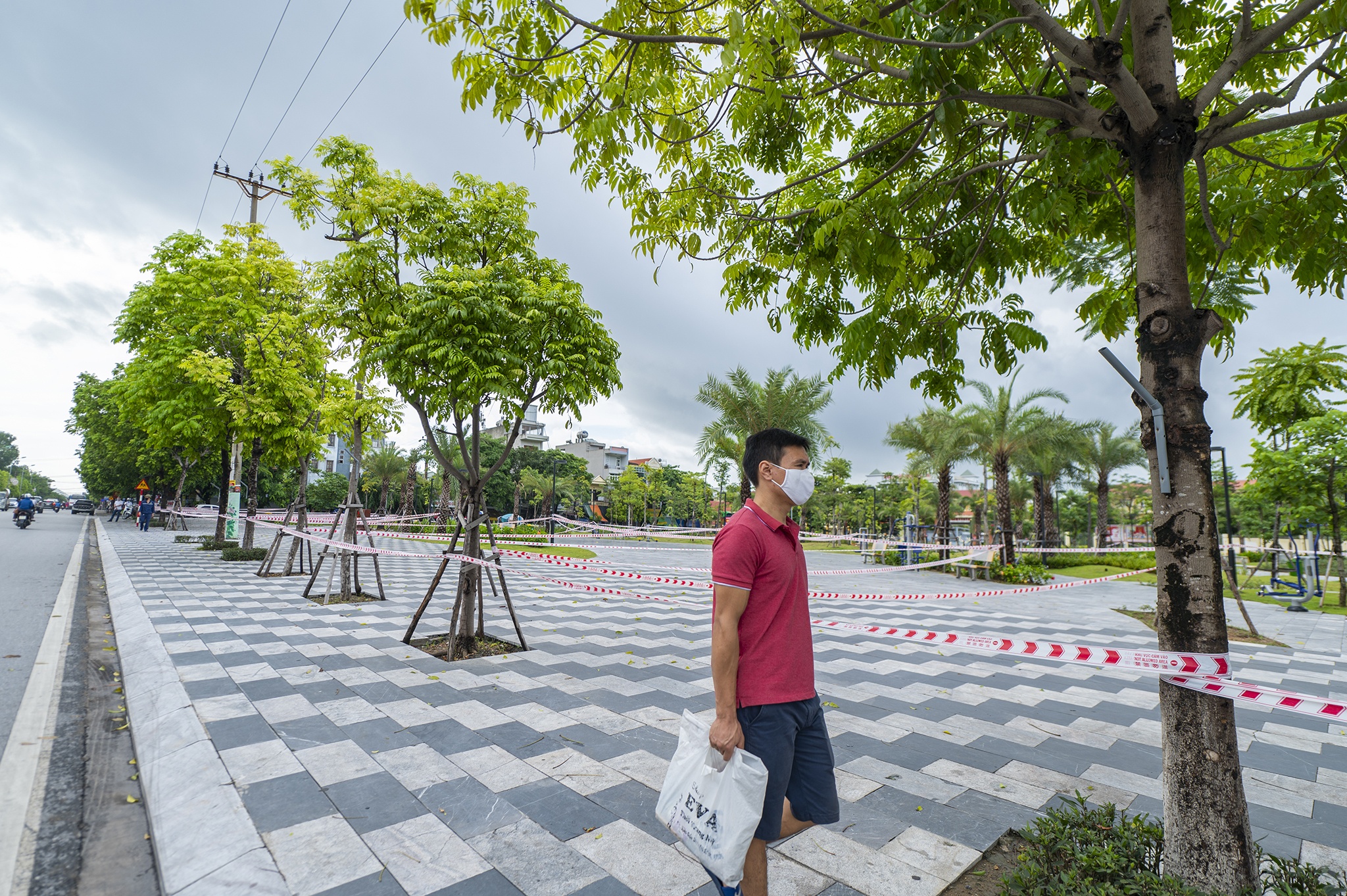 Phong toa benh vien va noi lam viec cua 2 ca mac Covid-19 anh 12