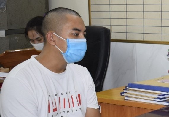 Can bo CDC Hai Duong lam gia 40 giay xet nghiem Covid-19 hinh anh