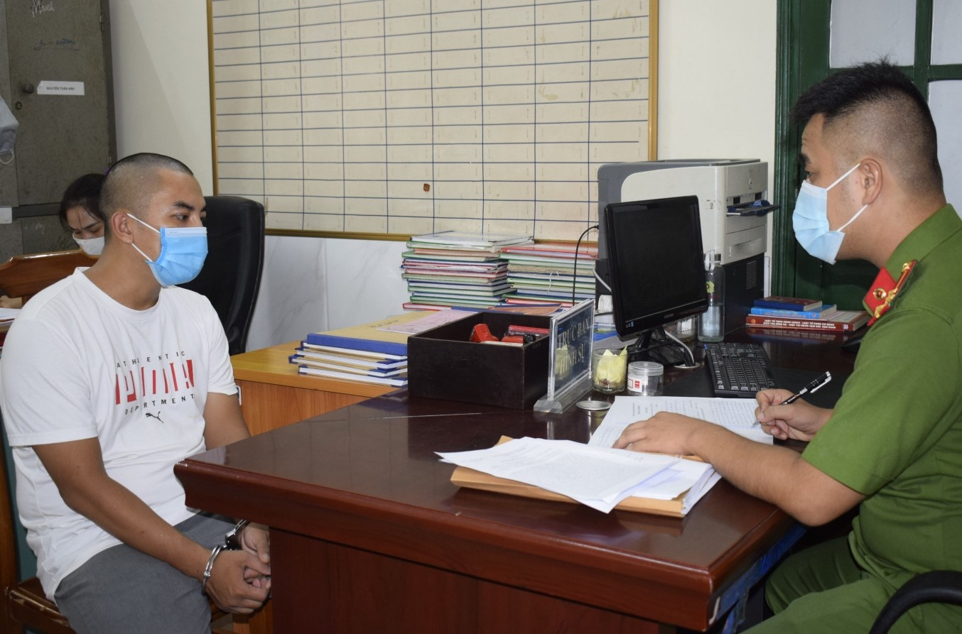 Can bo CDC Hai Duong lam gia 40 giay xet nghiem Covid-19 anh 1