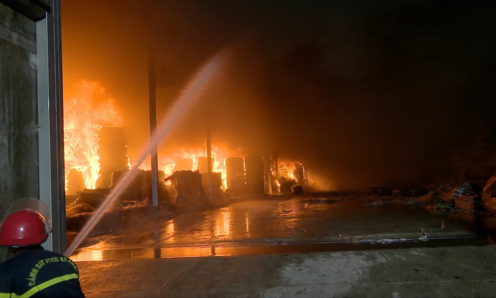 Chay kho lop rong hon 6.000 m2 o Ha Long anh 6