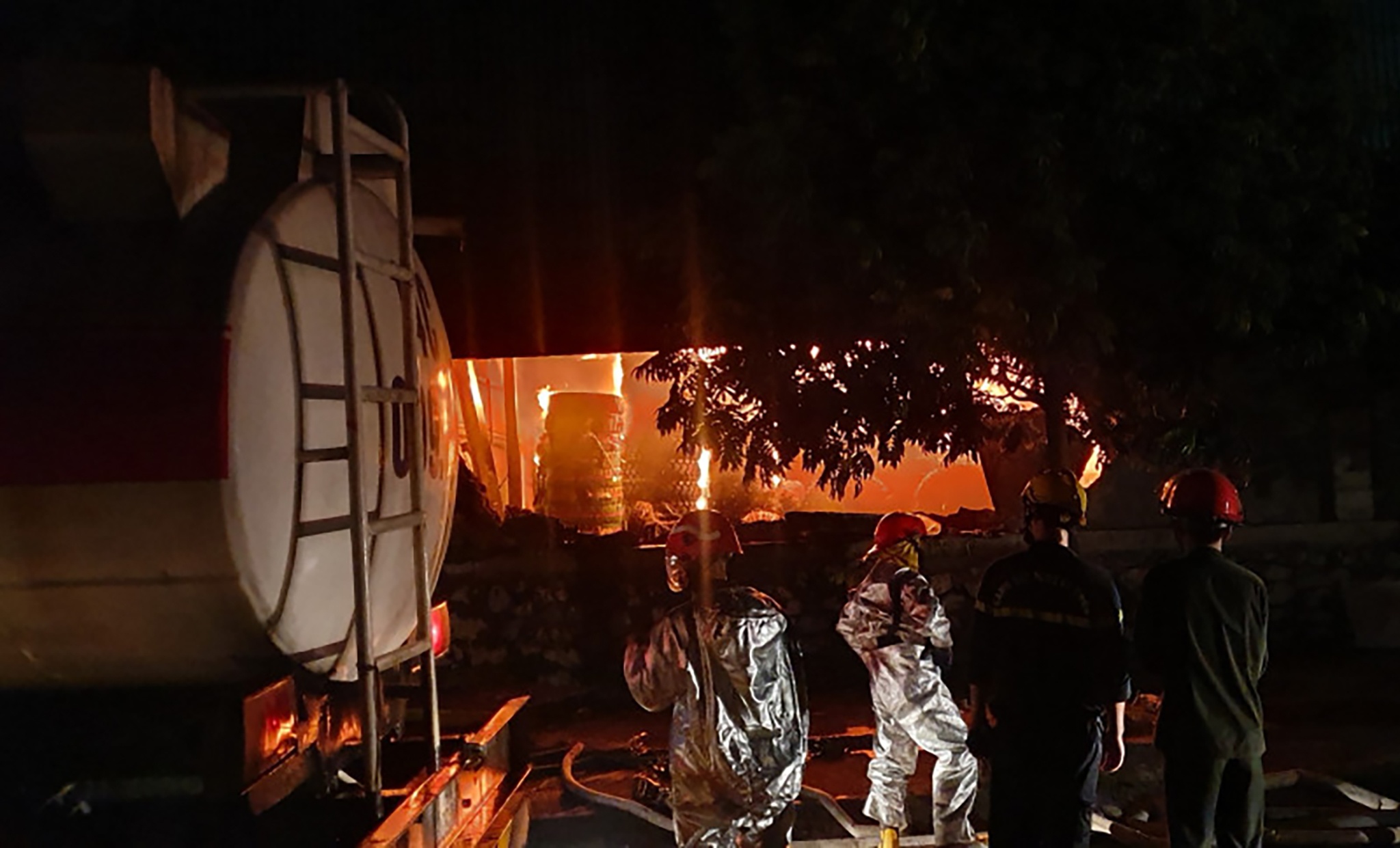 Chay kho lop rong hon 6.000 m2 o Ha Long anh 7