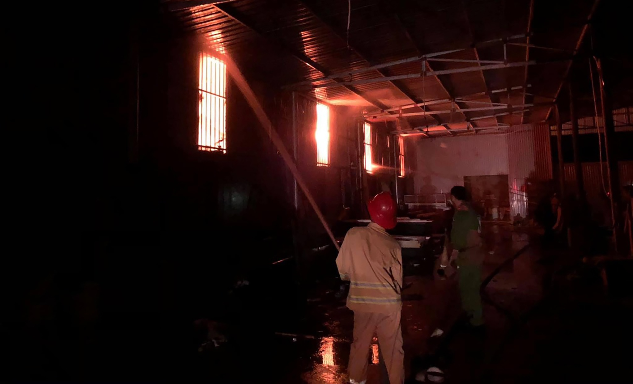 Chay kho lop rong hon 6.000 m2 o Ha Long anh 10