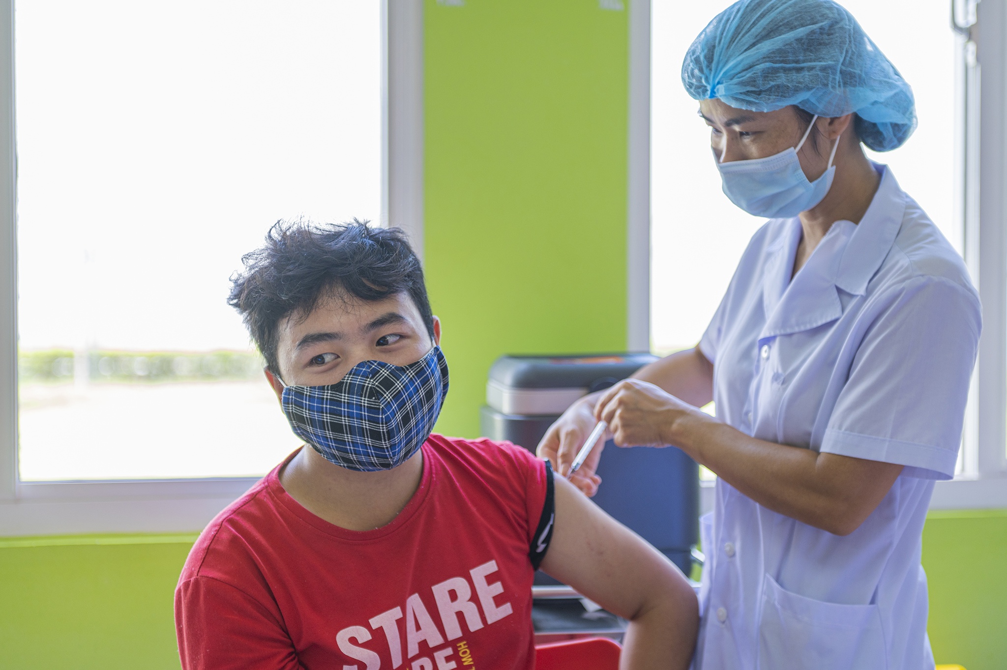 Hang nghin cong nhan o Quang Ninh duoc tiem vaccine Sinopharm hinh anh