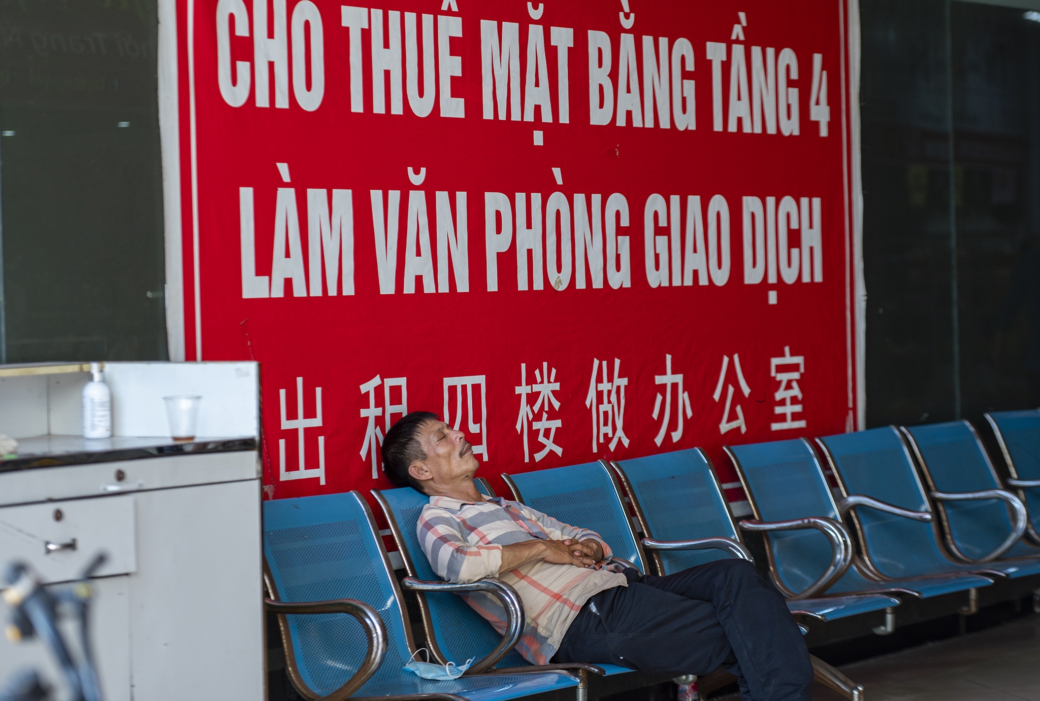 Cho, trung tam thuong mai sat bien gioi vang bong nguoi hinh anh