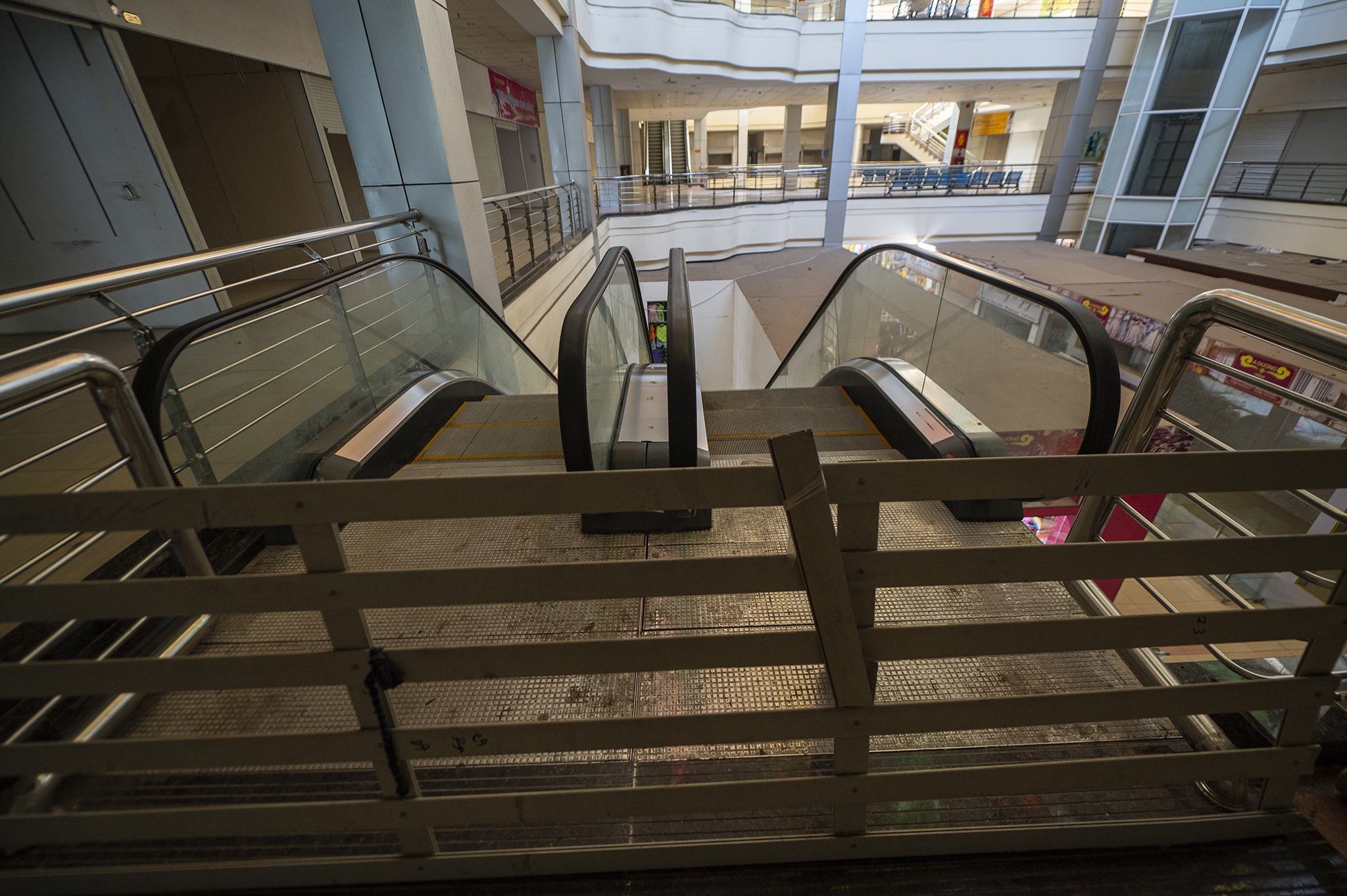 Trung tam thuong mai nam sat bien gioi khong bong nguoi anh 5