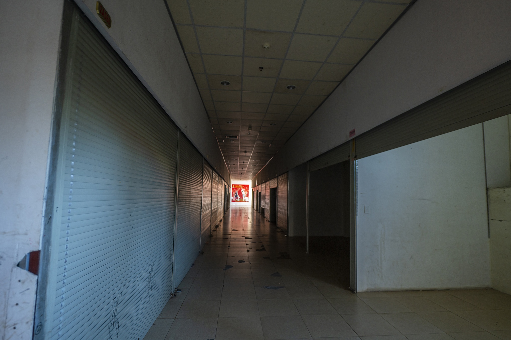 Trung tam thuong mai nam sat bien gioi khong bong nguoi anh 6