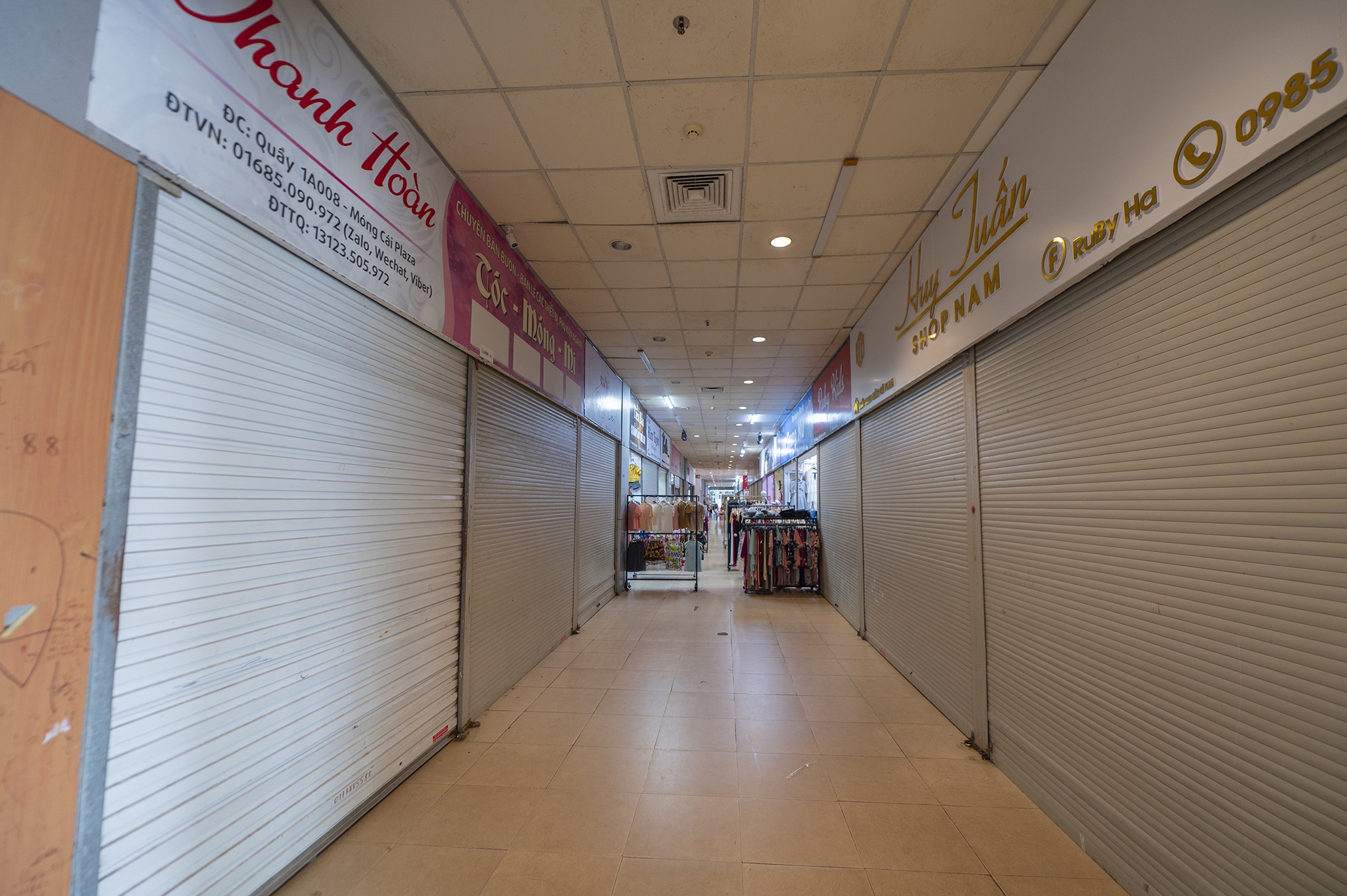 Trung tam thuong mai nam sat bien gioi khong bong nguoi anh 7