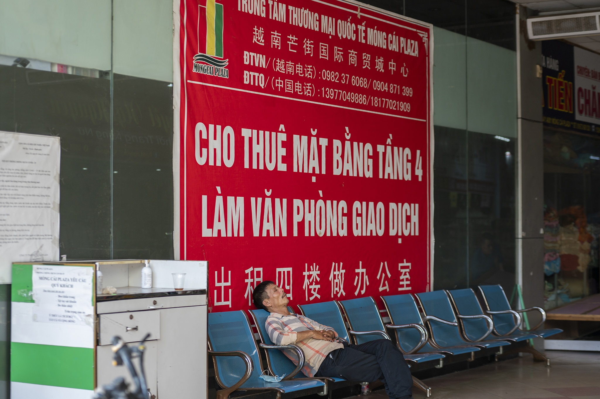 Trung tam thuong mai nam sat bien gioi khong bong nguoi anh 2