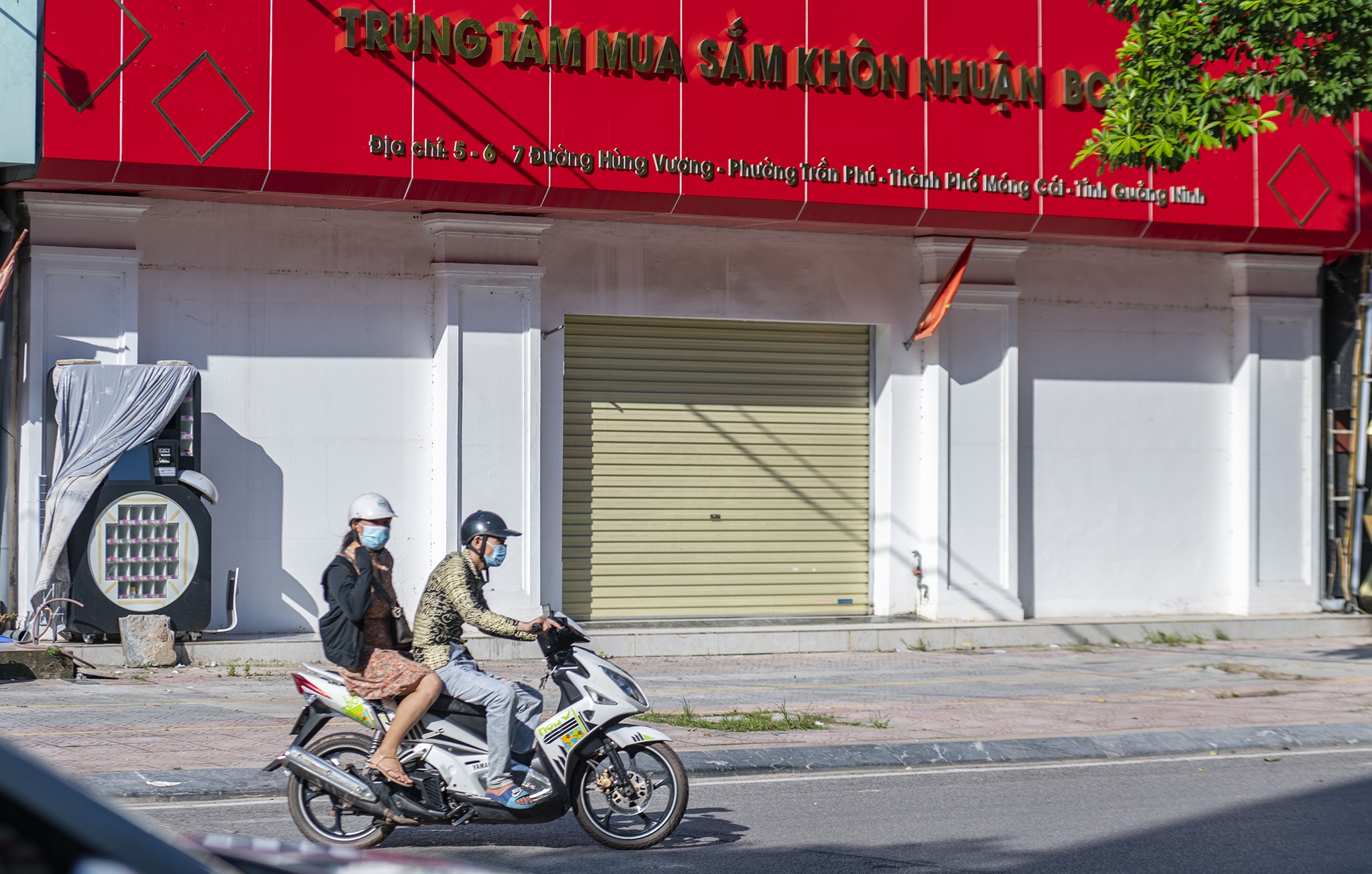 Trung tam thuong mai nam sat bien gioi khong bong nguoi anh 11