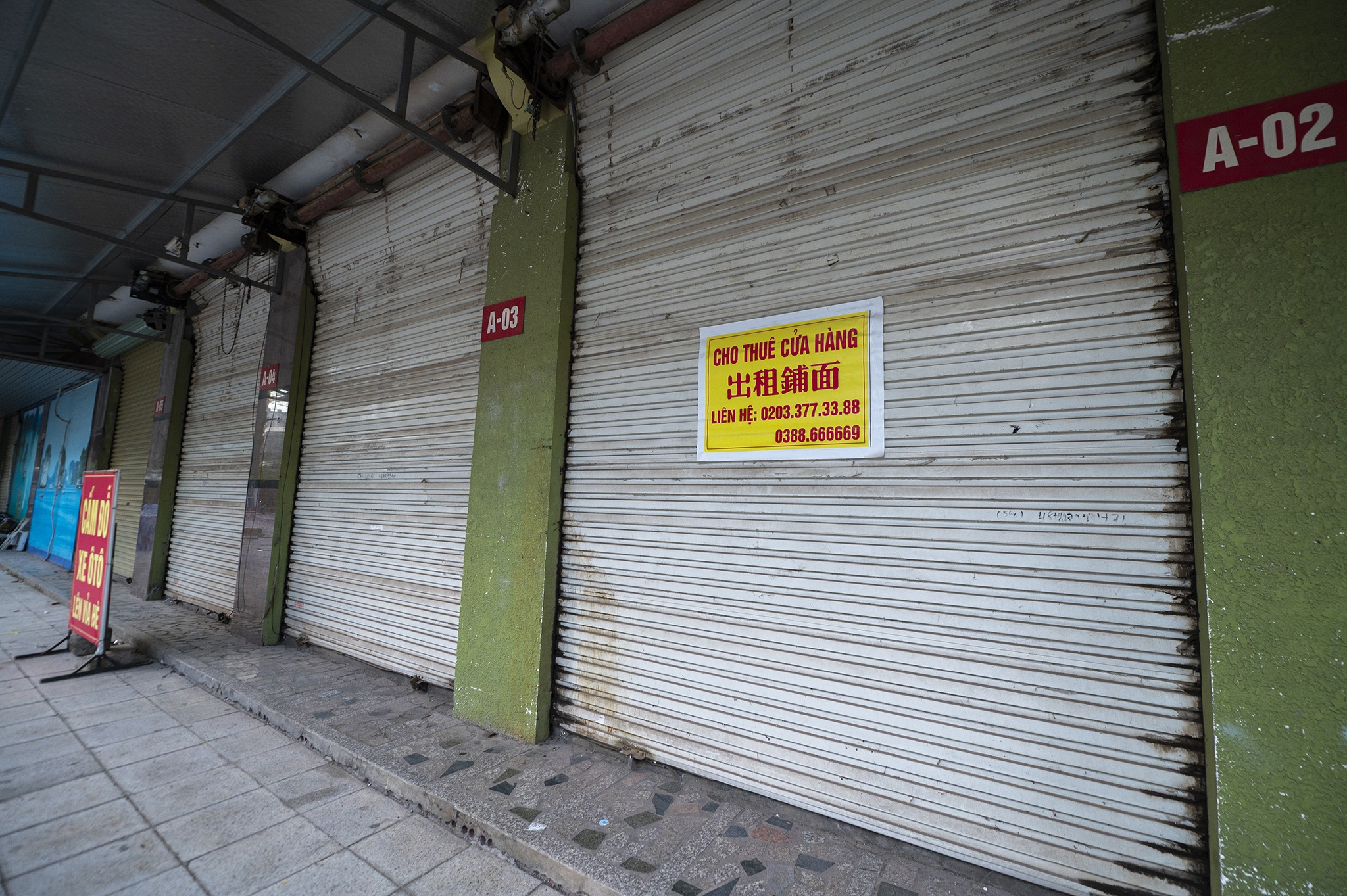 Trung tam thuong mai nam sat bien gioi khong bong nguoi anh 12