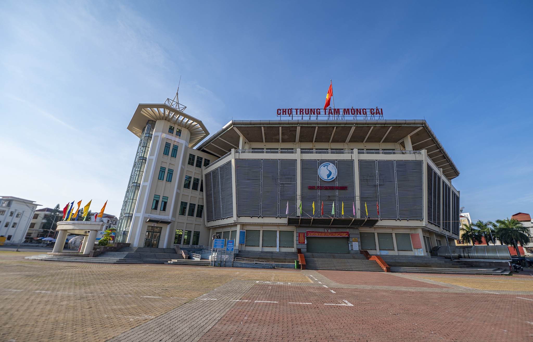 Trung tam thuong mai nam sat bien gioi khong bong nguoi anh 9