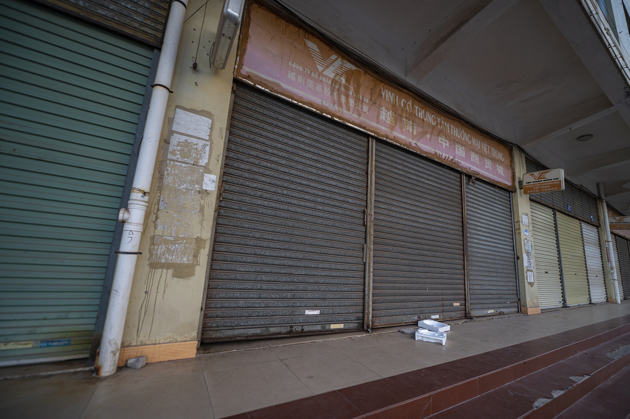 Trung tam thuong mai nam sat bien gioi khong bong nguoi anh 14