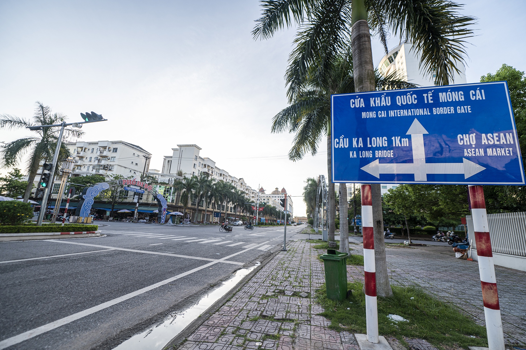 Trung tam thuong mai nam sat bien gioi khong bong nguoi anh 1