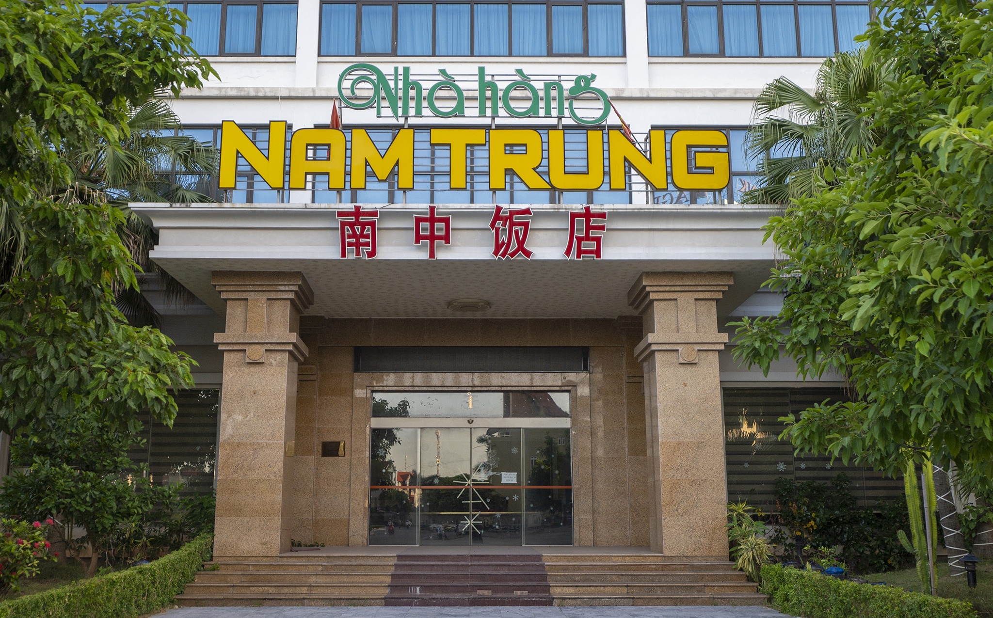 Trung tam thuong mai nam sat bien gioi khong bong nguoi anh 13