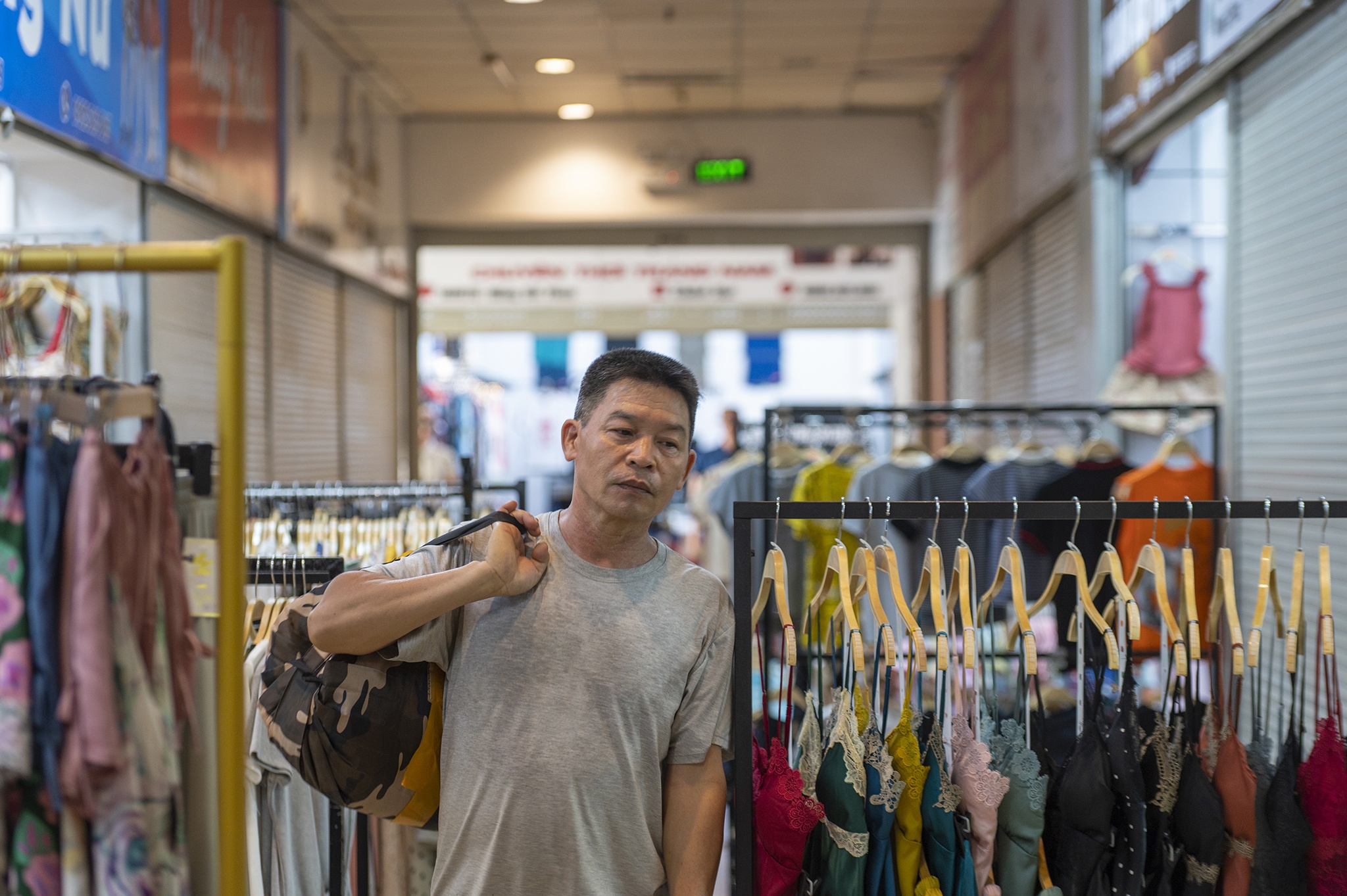 Trung tam thuong mai nam sat bien gioi khong bong nguoi anh 8