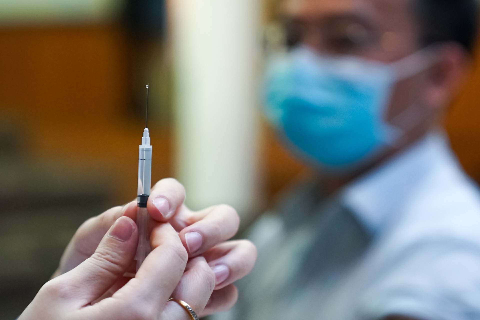 Nguoi tiem 2 mui vaccine van phai xet nghiem nCoV khi vao Quang Ninh hinh anh