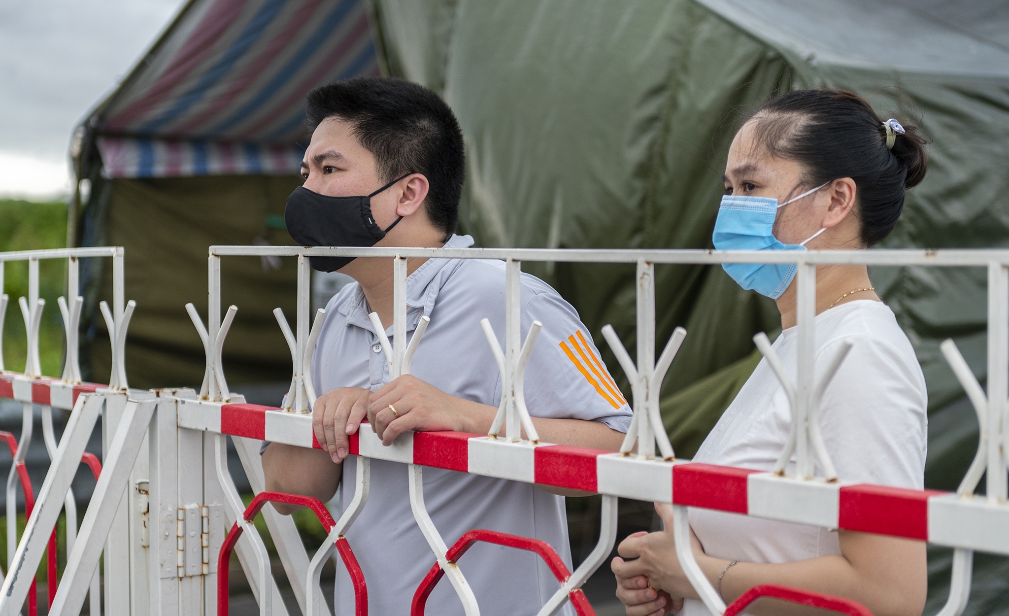 Quang Ninh khong chap nhan test nhanh, tai xe bi mac ket tai chot hinh anh