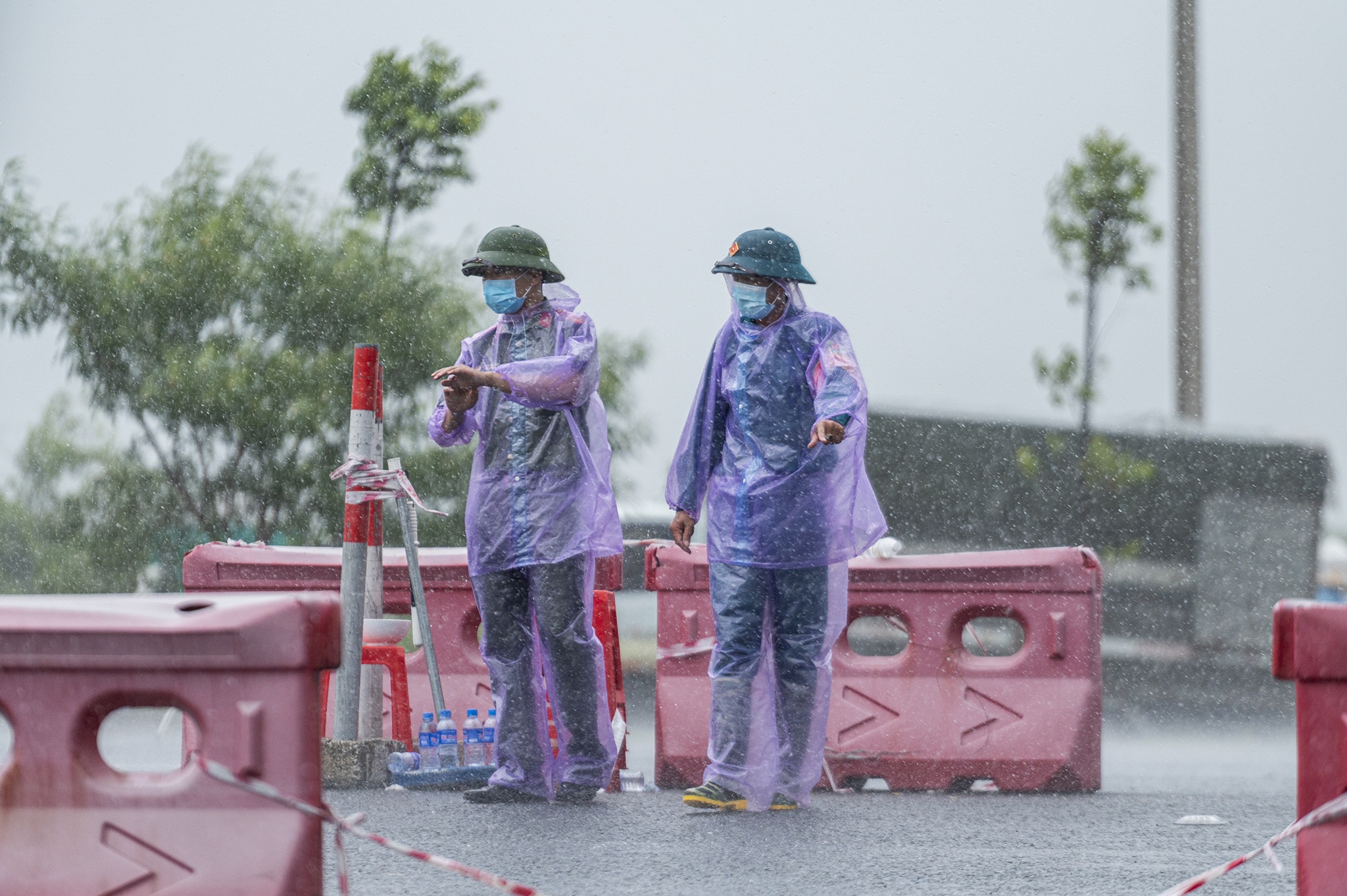 Lai xe bi mac ket tai chot do quy dinh moi cua Quang Ninh anh 13