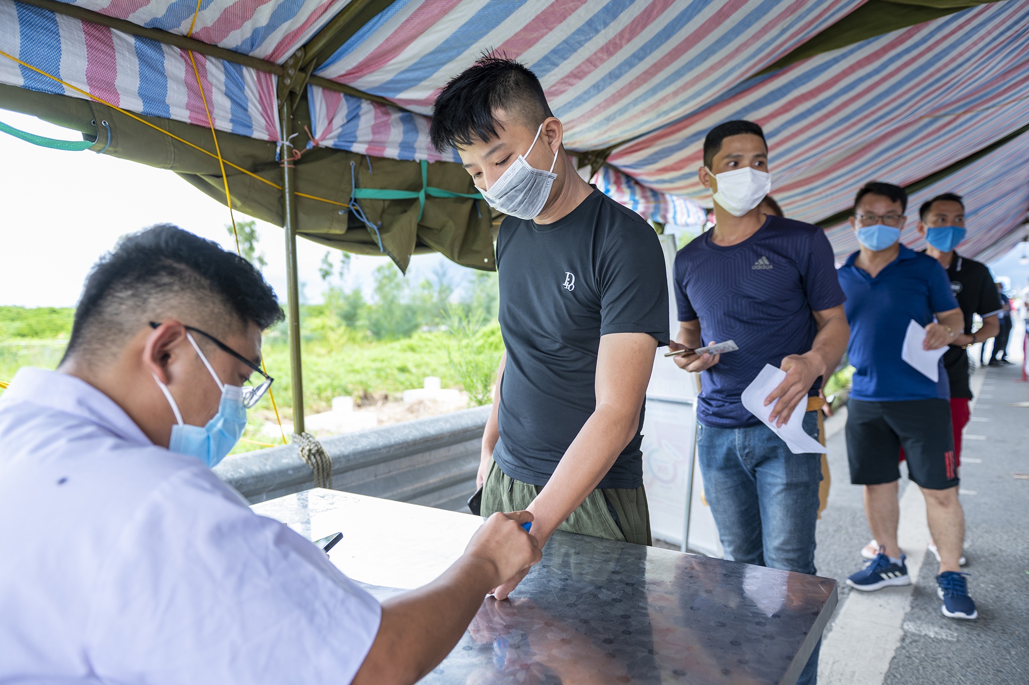 Lai xe bi mac ket tai chot do quy dinh moi cua Quang Ninh anh 1